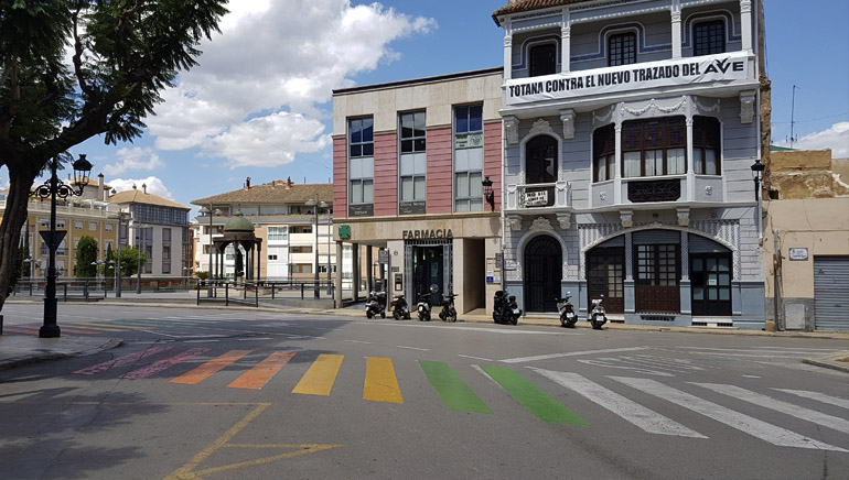 El Partido Popular denuncia la ilegalidad de pintar los pasos de cebra de colorines